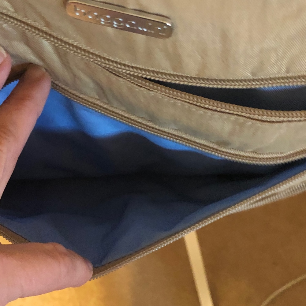 Baggallini Large Crossbody Bag w/RFID protection - Picture 5 of 10